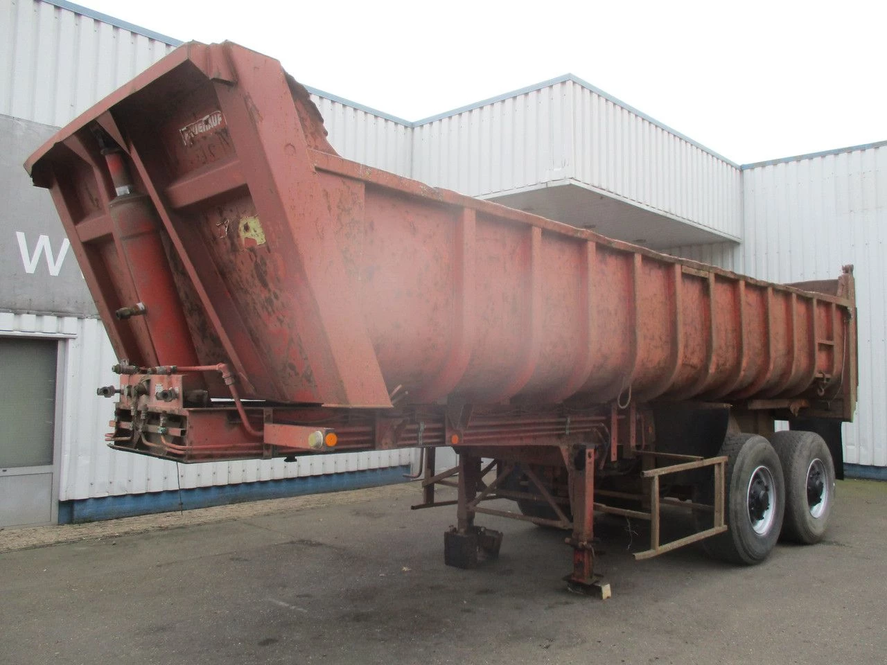 Fruehauf 2000 - D33C , 2 axle , Steel tipper trailer , Drum Brakes , Spring suspension afbeelding 1
