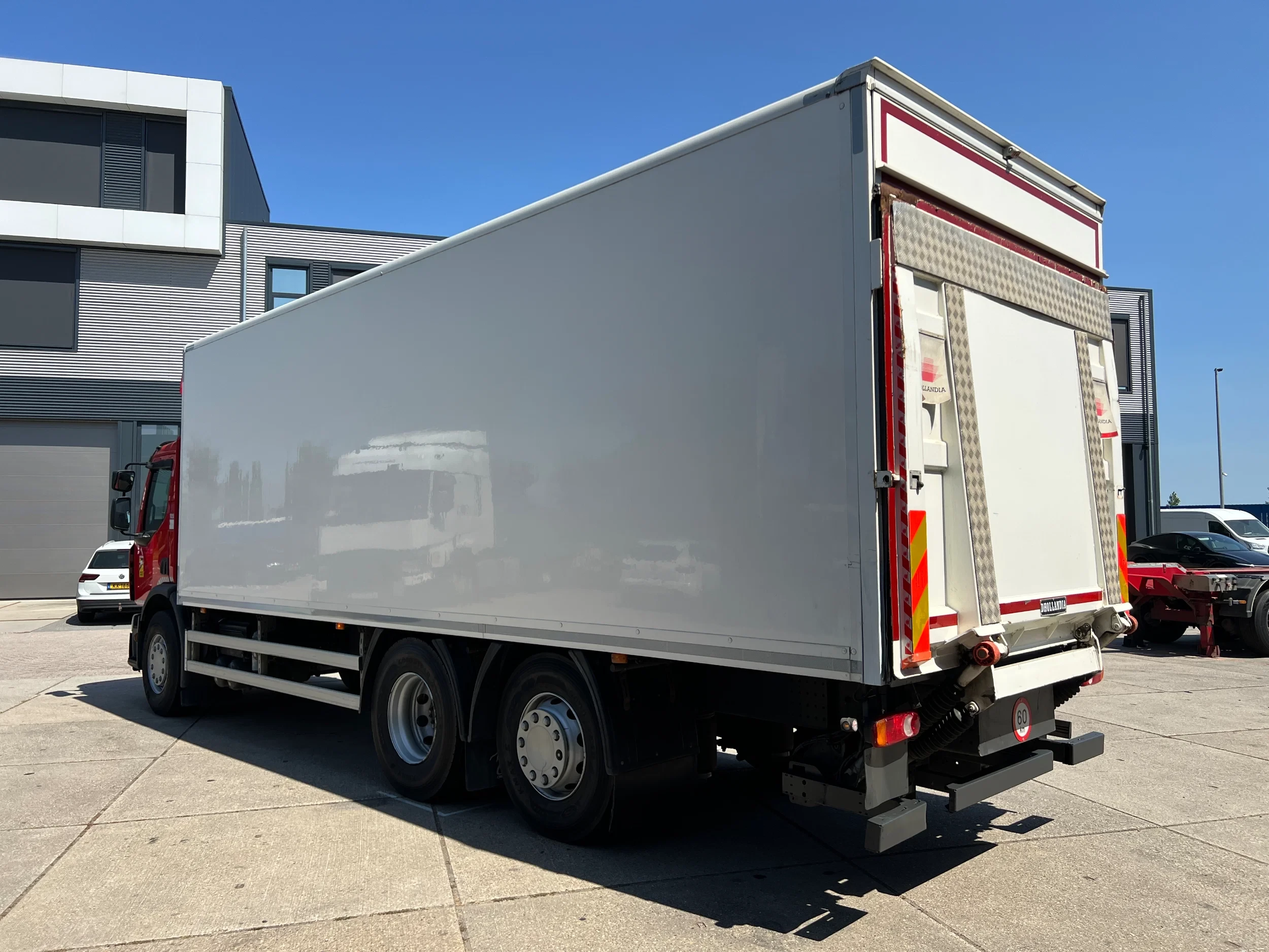 Renault D 2019 - Wide 28.320 / 6x2 / Closed box / Dhollandia image 4
