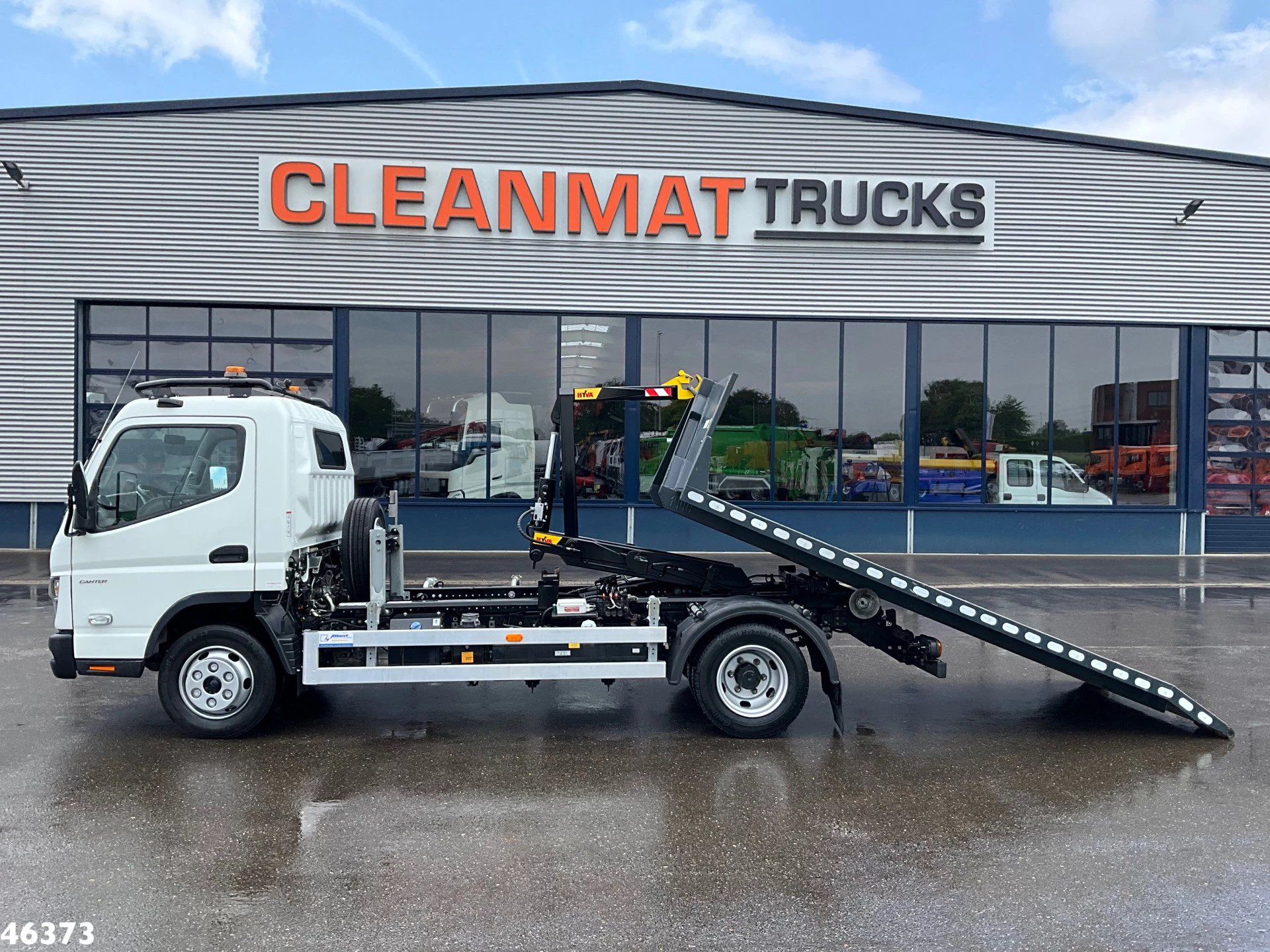 FUSO Canter 2023 - Euro 6 Hyvalift 5 Ton haakarmsysteem + Flatbedcontainer Just 44.417 km! obrázek 1