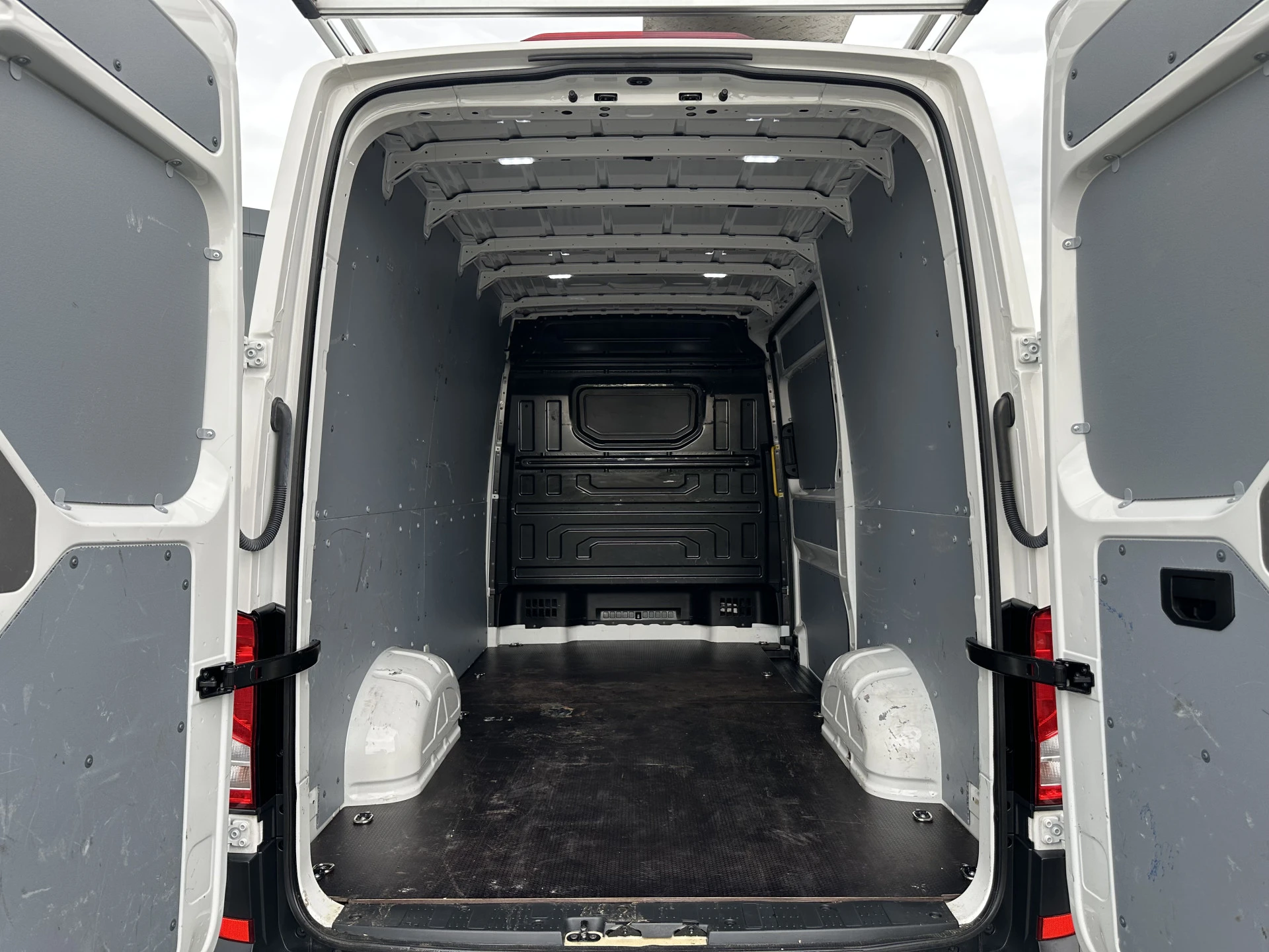 Volkswagen Crafter 2022 - 2.0 TDI / L3H3 / 1e EIG. / IMPERIAAL + LADDER / TREKHAAK / AIRCO / CRUISE / BIJRIJDERSBANK afbeelding 9