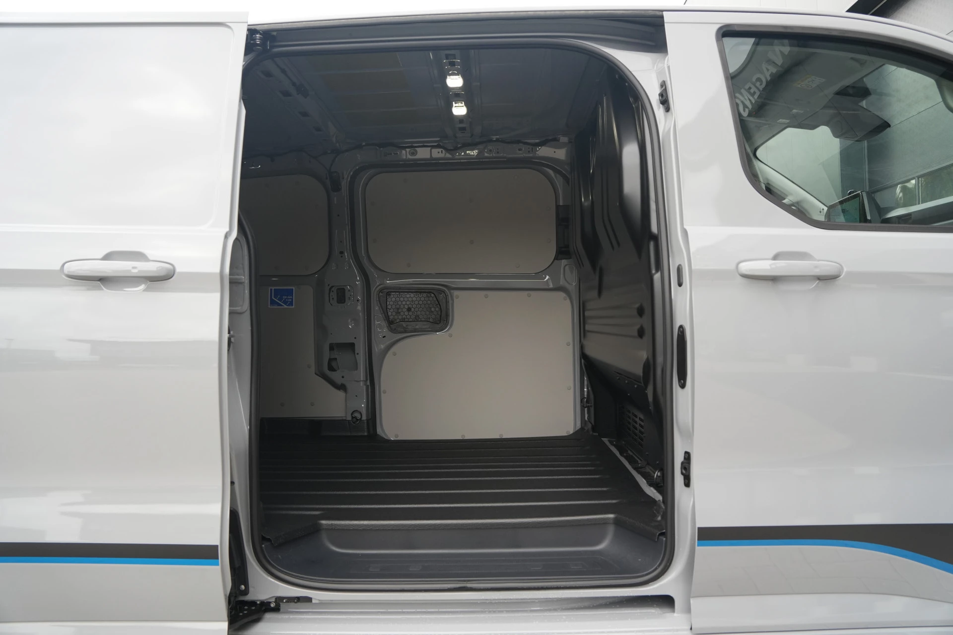 Ford E-Transit Custom 2026 - 340 L2H1 Sport 71 kWh 218pk - 2x Schuif - AGR Stoel - ACC - B&O - Navi - Stoel/Stuurverwarming - 360 Camera - Blindspot - Wegklapbare Trekhaak - Rijklaar Bild 13