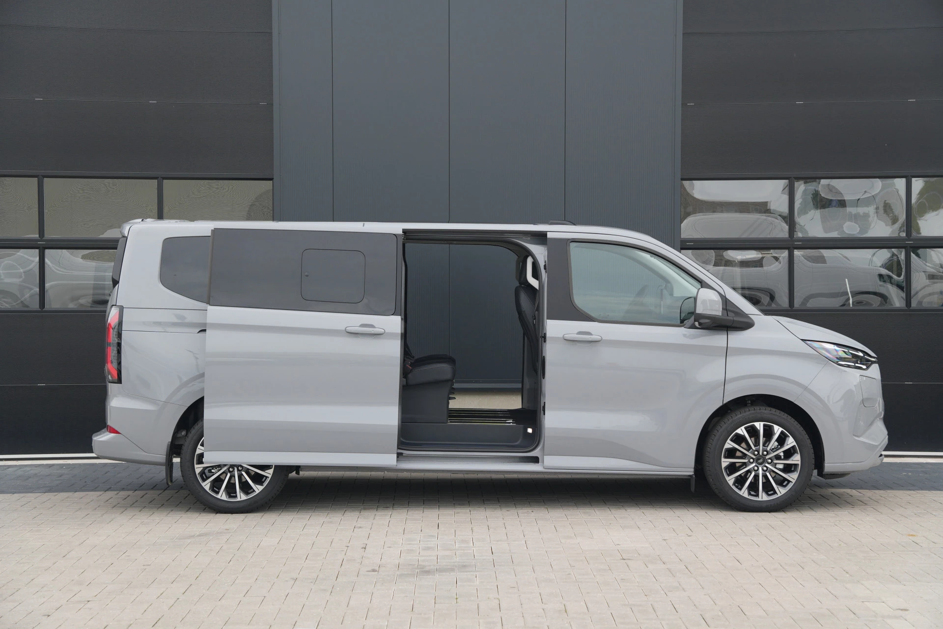 Ford Tourneo Custom 2026 - 340 2.5 PHEV L2H1 Titanium X 232pk | ACC | Pano | B&O | Elek. schuifdeuren | 360 camera | Elek-Trekhaak | Prijs excl. BTW | Rijklaar image 5