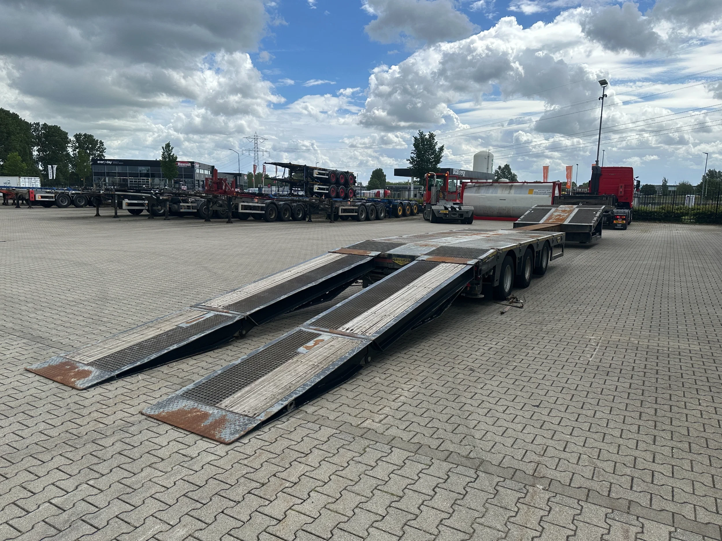 Broshuis 2017 - 3ABSD Lowloader 3-axle / GVW: 59.000kg / Neck: 23.000kg / hydraulic steering + ramps + loading table / 4.60m extendable / winch / liftaxle afbeelding 11
