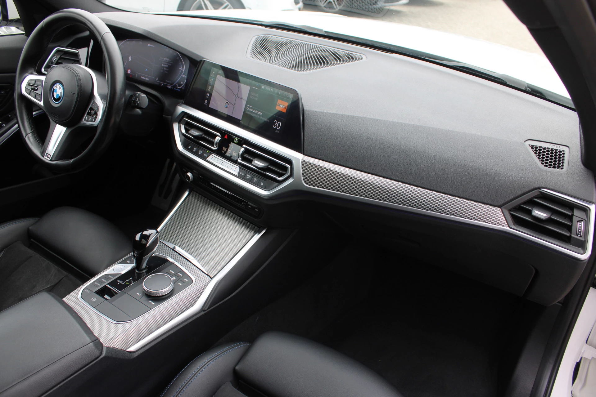 BMW 3 Series 2022 - Touring 330e High Executive M-SPORT SHADOW PANORAMADAK MEMORY 360-CAMERA KEY-LESS CARPLAY TREKHAAK obrázek 13