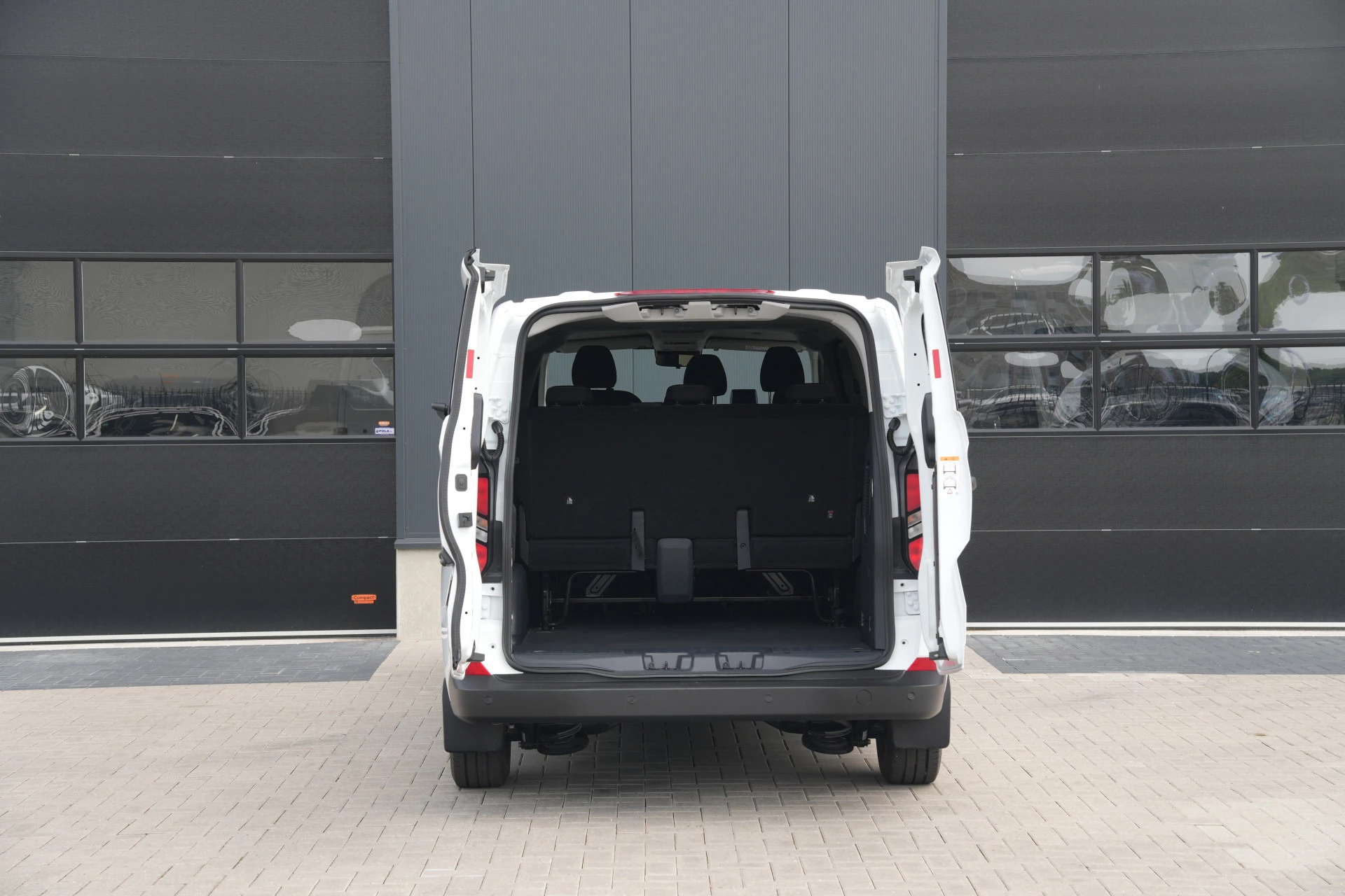 Ford Transit Custom 2026 - 340 2.5 PHEV L2H1 Kombi Trend 9 zits - Carplay - Camera - Navigatie - Airco achterin - Cuise - Rijklaar afbeelding 7