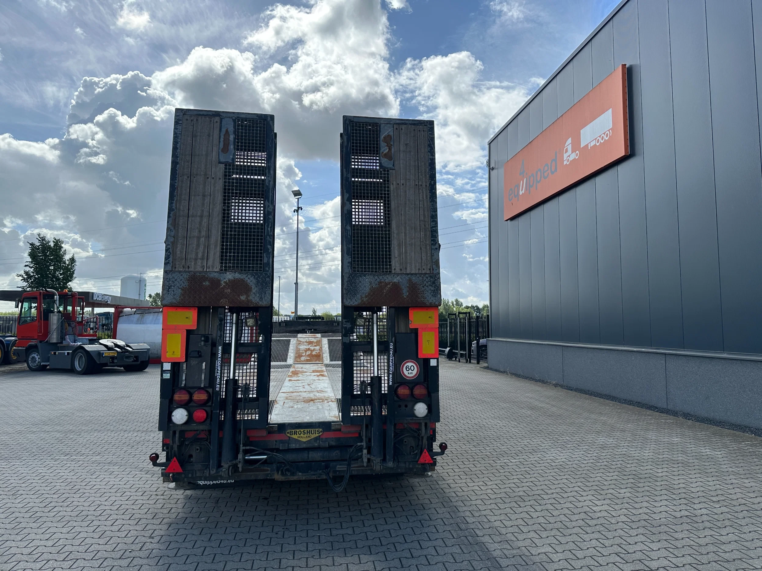 Broshuis 2017 - 3ABSD Lowloader 3-axle / GVW: 59.000kg / Neck: 23.000kg / hydraulic steering + ramps + loading table / 4.60m extendable / winch / liftaxle afbeelding 7