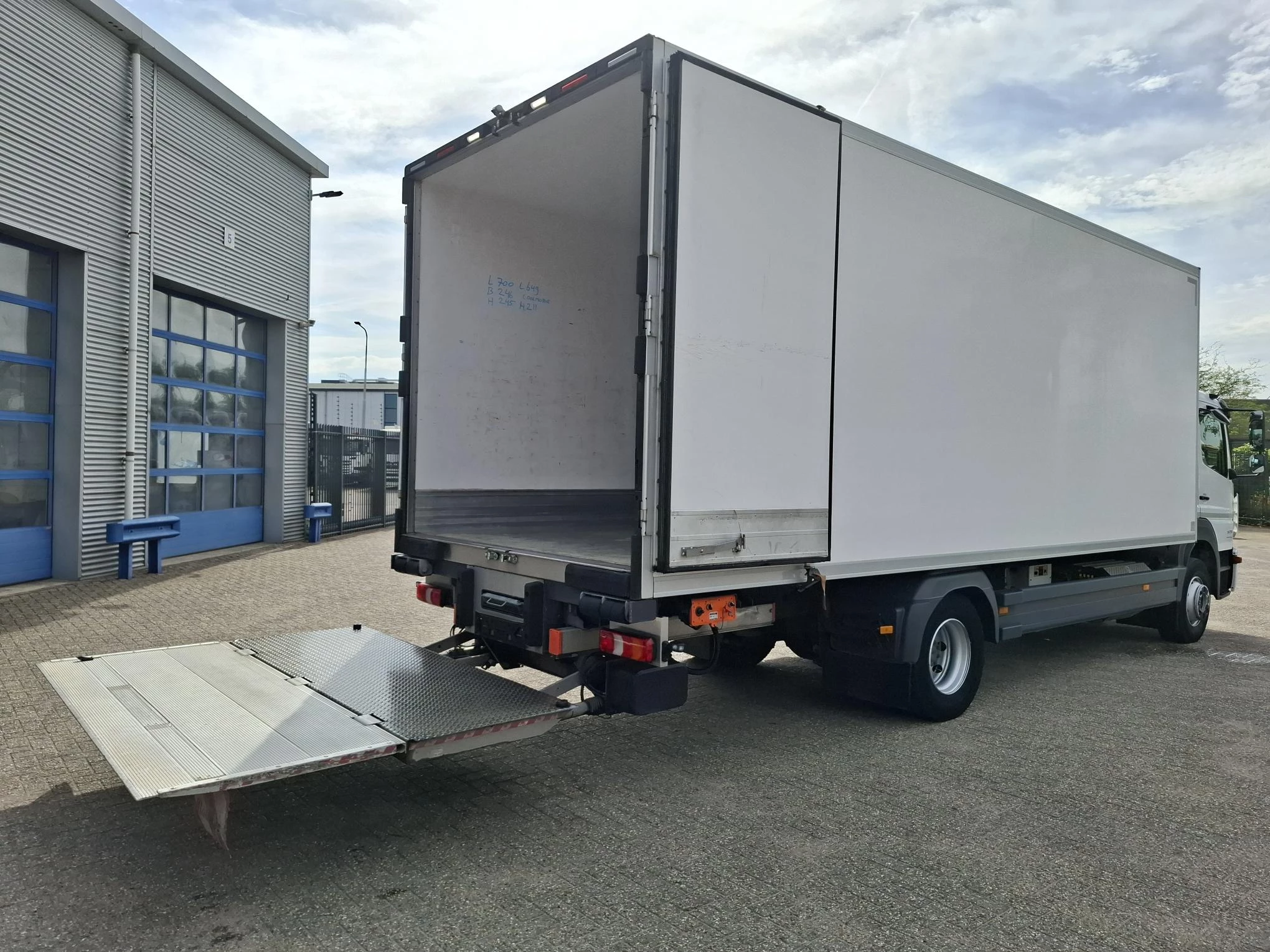 Mercedes-Benz Atego 2020 - 1523 / THERMOKING T560R / 201691 KM / LAMBERET ISOLATED COOLBOX 7MTR / PLATFORM 1500KG / TUV:06-11-2026 / TOP CONDITION / AUTOMATIC / EURO-6 / 2020 obrázek 10