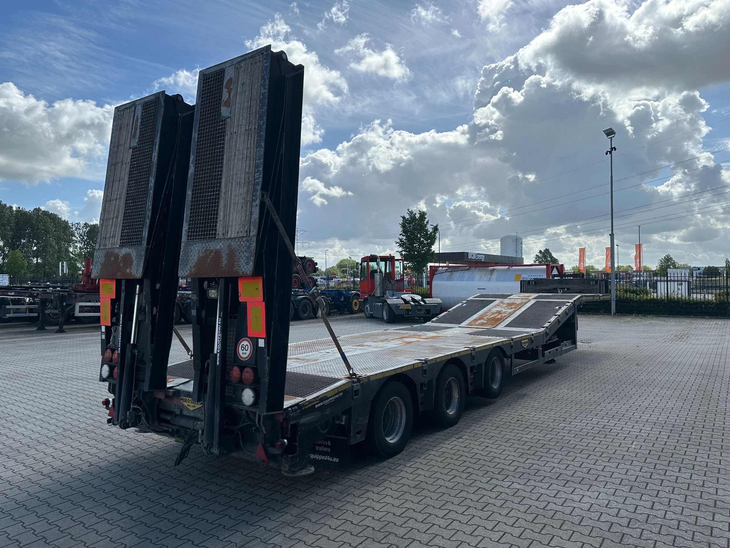 Broshuis 2017 - 3ABSD Lowloader 3-axle / GVW: 59.000kg / Neck: 23.000kg / hydraulic steering + ramps + loading table / 4.60m extendable / winch / liftaxle afbeelding 10