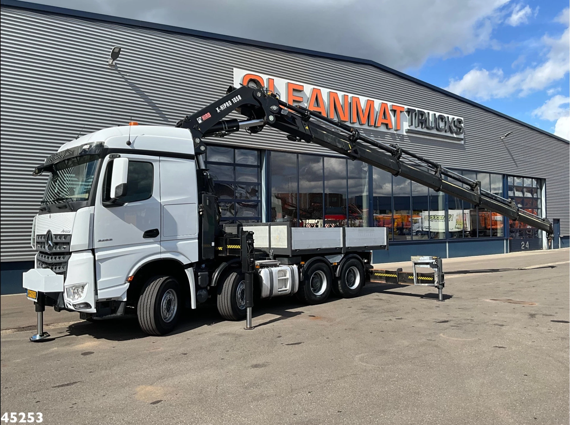 Mercedes-Benz Arocs 3253 8x4 Hiab 105 Tonmeter laadkraan 2019 image 1