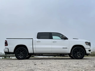 Dodge Ram 1500 2021 - LARAMIE NIGHT 5.7L V8, LAGE BIJTELLING, LPG, 1E EIG, PANO, 360, ACC, H&K, 22 INCH LIMITED WHEELS, 12 INCH SCREEN imagen 3