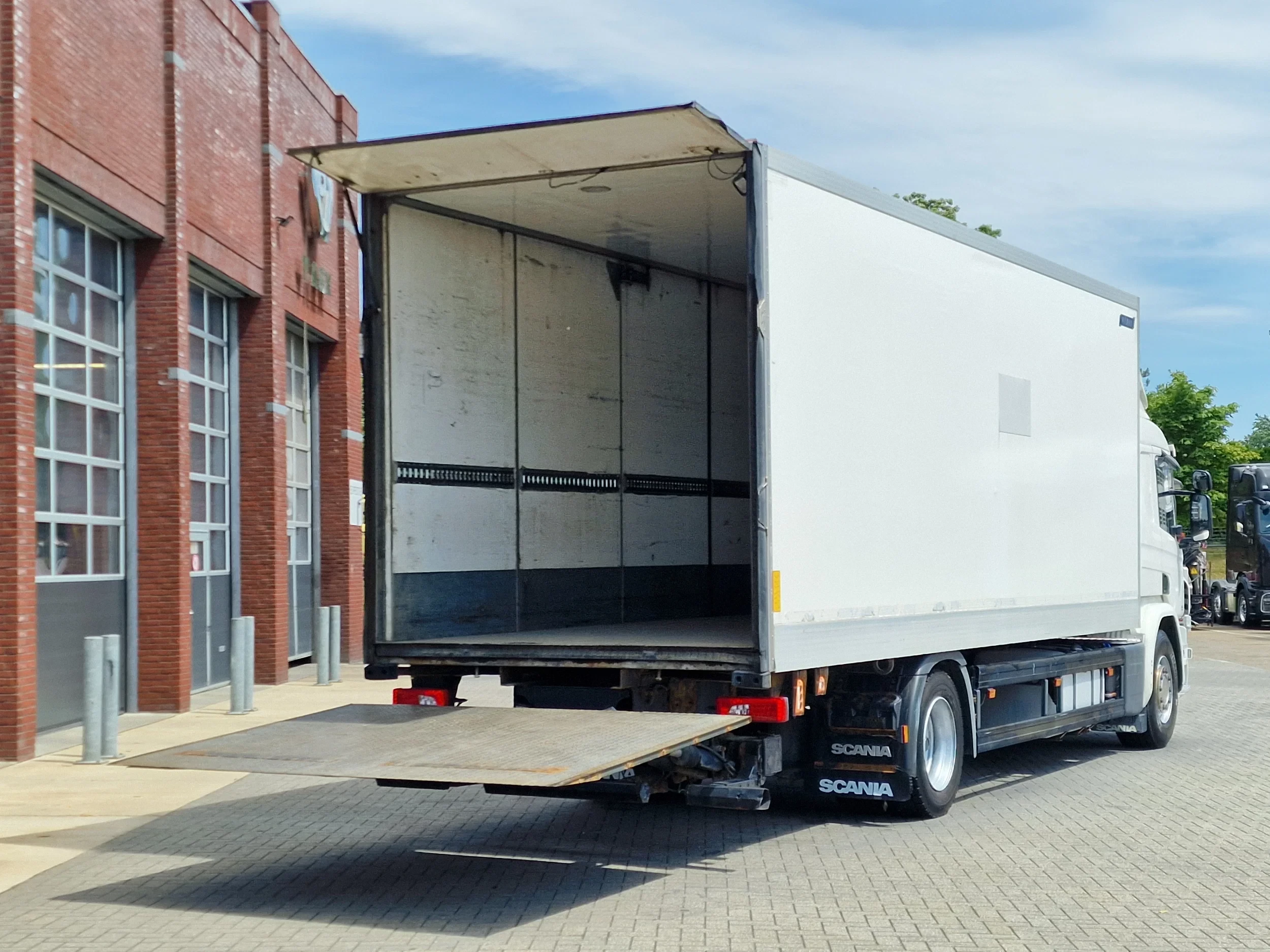 Scania P 2015 - P280 4x2 - Box with sidedoors - Zepro loadlift - Full air - Sleeper cab obrázek 26