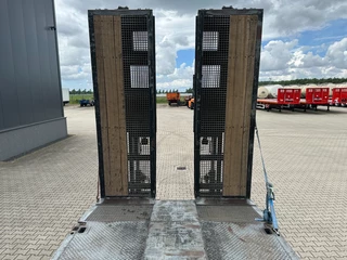 Broshuis N/A 2017 - 3ABSD Lowloader 3-axle / GVW: 59.000kg / Neck: 23.000kg / hydraulic steering + ramps + loading table / 4.60m extendable / winch / liftaxle image 9