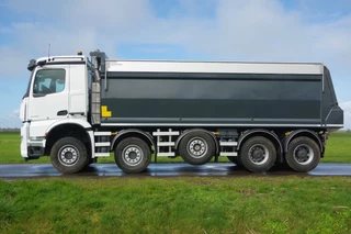 Mercedes-Benz AROCS 4945 2024 - 49-tons 10x4 midlift met Hyva kipper image 2