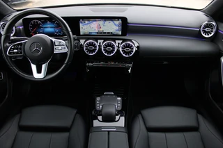 Mercedes-Benz A-Klasse 2020 - 180 AUT7 Luxury Line LEDER SFEER CARPLAY afbeelding 2 miniatuur