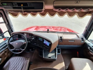 Scania T 2017 - T730 V8 Longline 6x2 - Show truck - Custom in- and exterior - New paint - New interior bild 12
