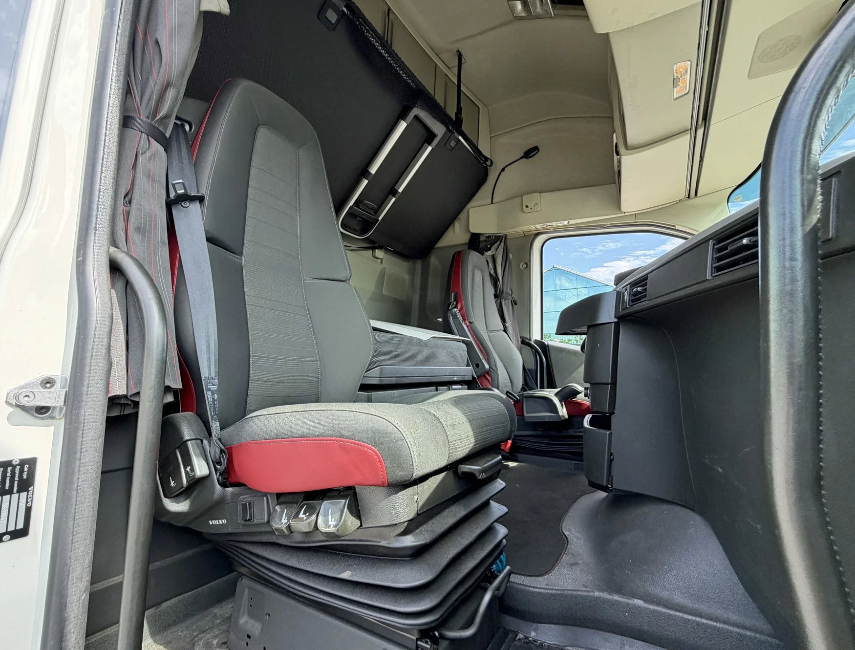 Volvo FH 2018 - 13.500 EURO 6 ONLY 712.000 KM 2X TANKS DAMAGED ON LEFT SIDE HOLLAND-TRUCK afbeelding 17