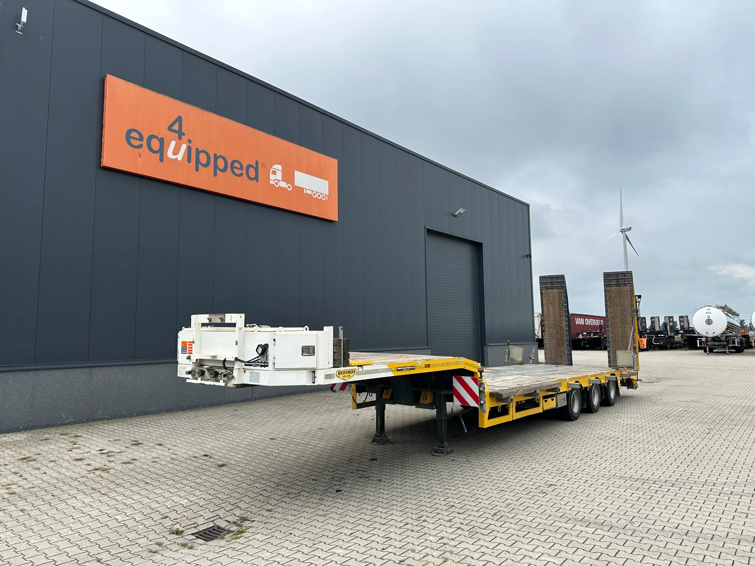 Broshuis 2015 - E-2190/27 / 3-axle lowloader / 6,4m extendable / hydraulic ramps / width: 275cm / liftaxle / steering-axle afbeelding 1