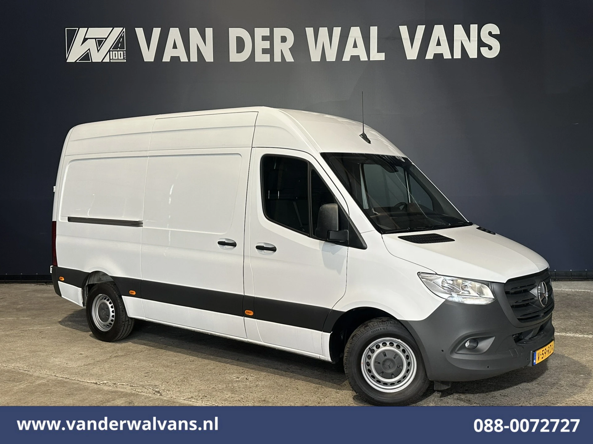 Mercedes-Benz Sprinter 2021 - 317 CDI 170pk L2H2 Euro6 Airco | 360 graden Camera | Navigatie | Apple Carplay | Cruisecontrol afbeelding 1