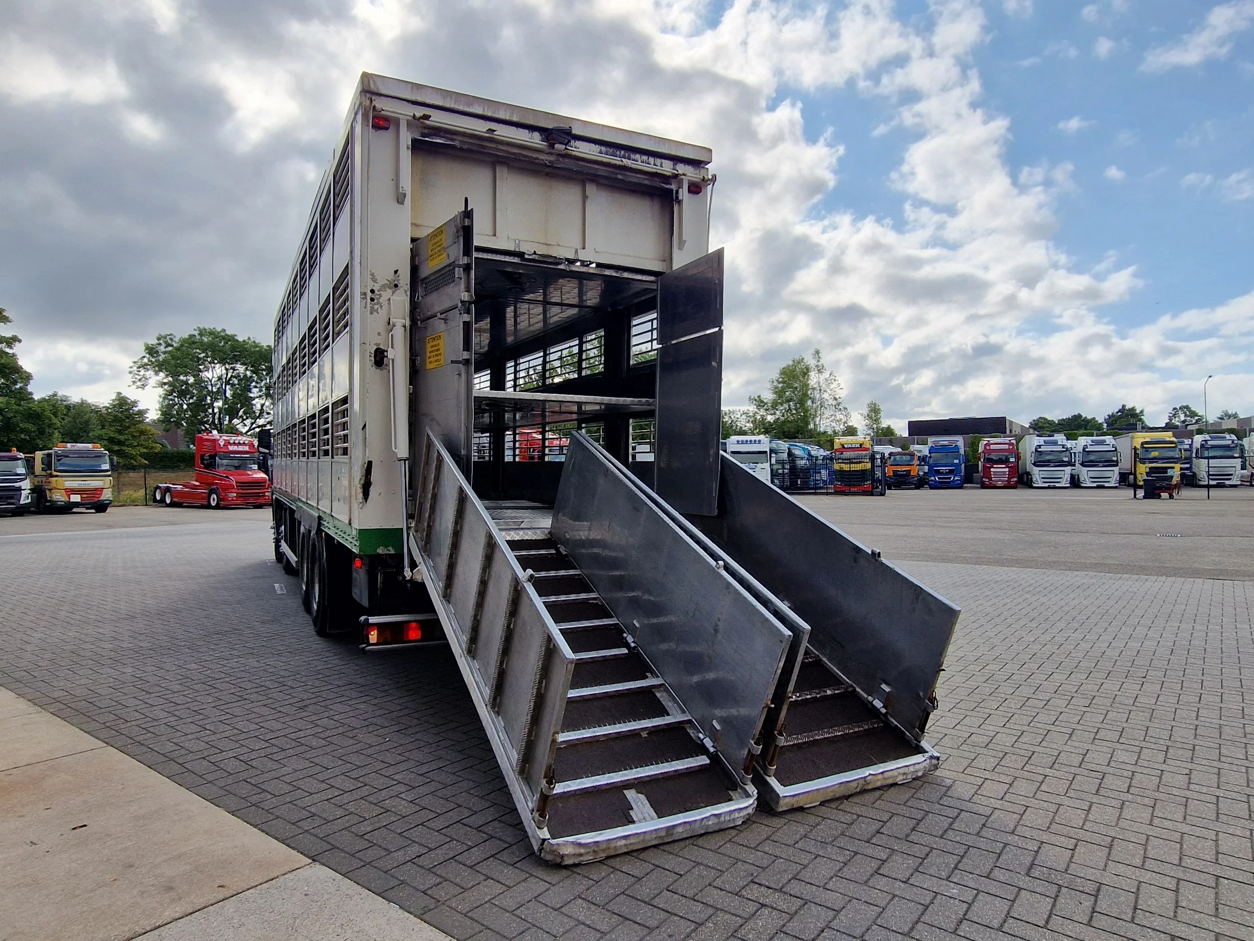 Scania G 2002 - 114G - 8X4 - 3 deck - double ramp - steel / air afbeelding 10