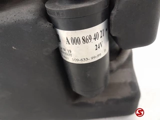 Mercedes-Benz N/A 2017 - Occ ruitensproeiervloeistoftank + waterpomp Merced immagine 3