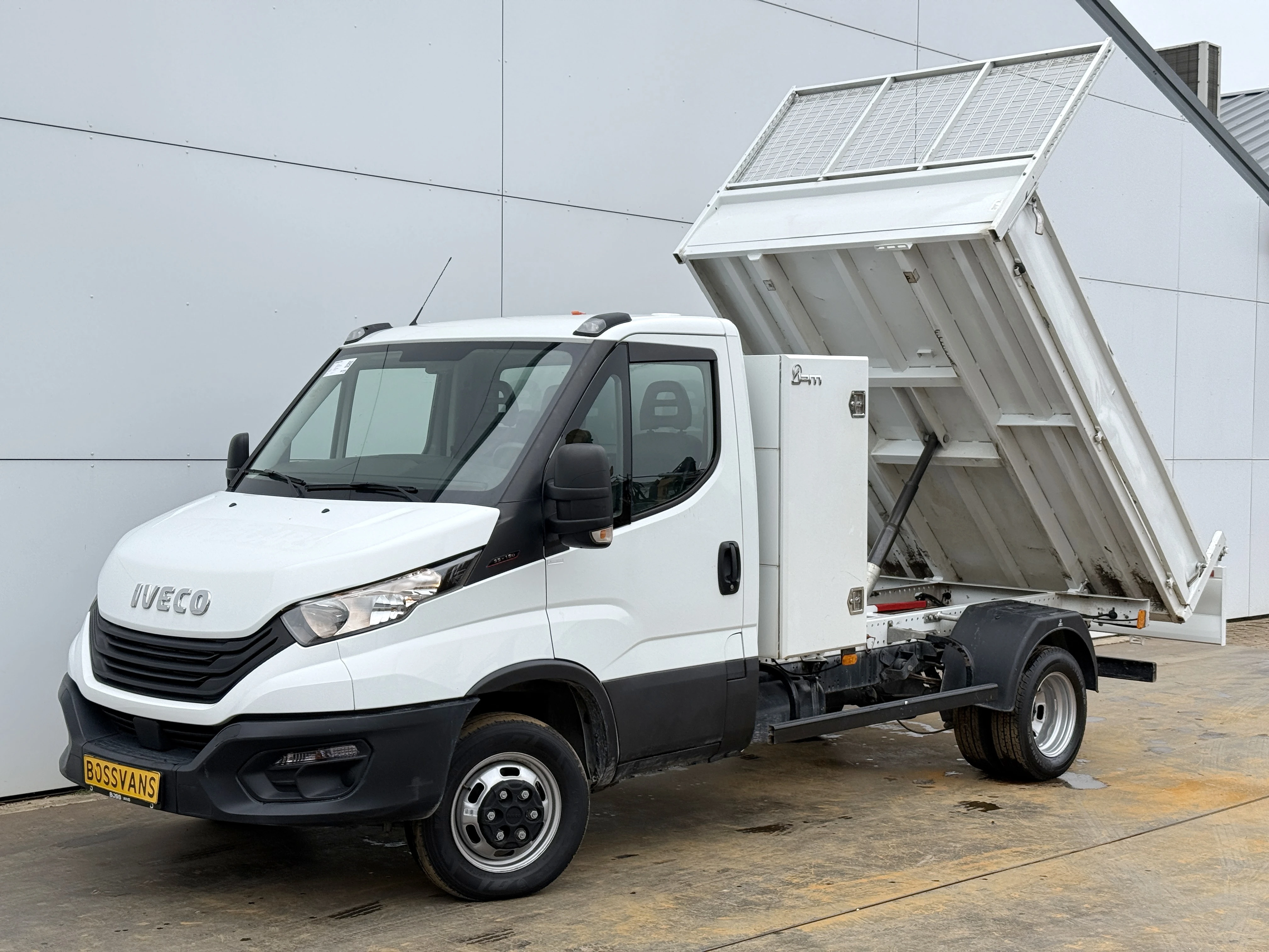 Iveco Daily 2022 - 35C16 3.0 Kipper Dubbellucht L4 Airco Cruise Control 3.5T Trekhaak Lederen bekleding Benne Tipper image 1