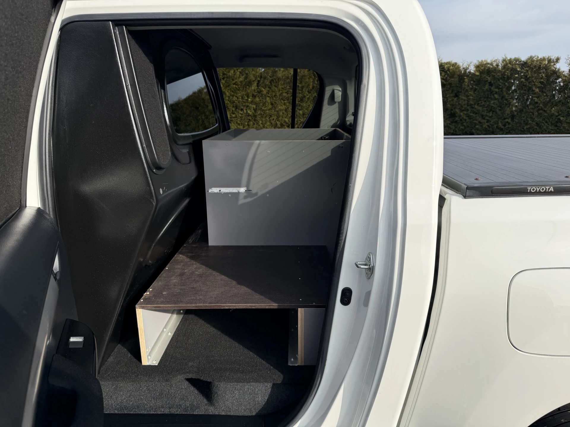 Toyota Hilux 2021 - 2.4 D-4D AUTOMAAT / 4x4 / 1e EIG. / 3.500 KG AHG / CAMERA / TREKHAAK / ECC / CRUISE / CARPLAY zdjęcie 11