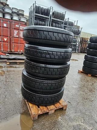 MICHELIN| terminal tractor tires 310/80R22.5 2015 - N/A image 1
