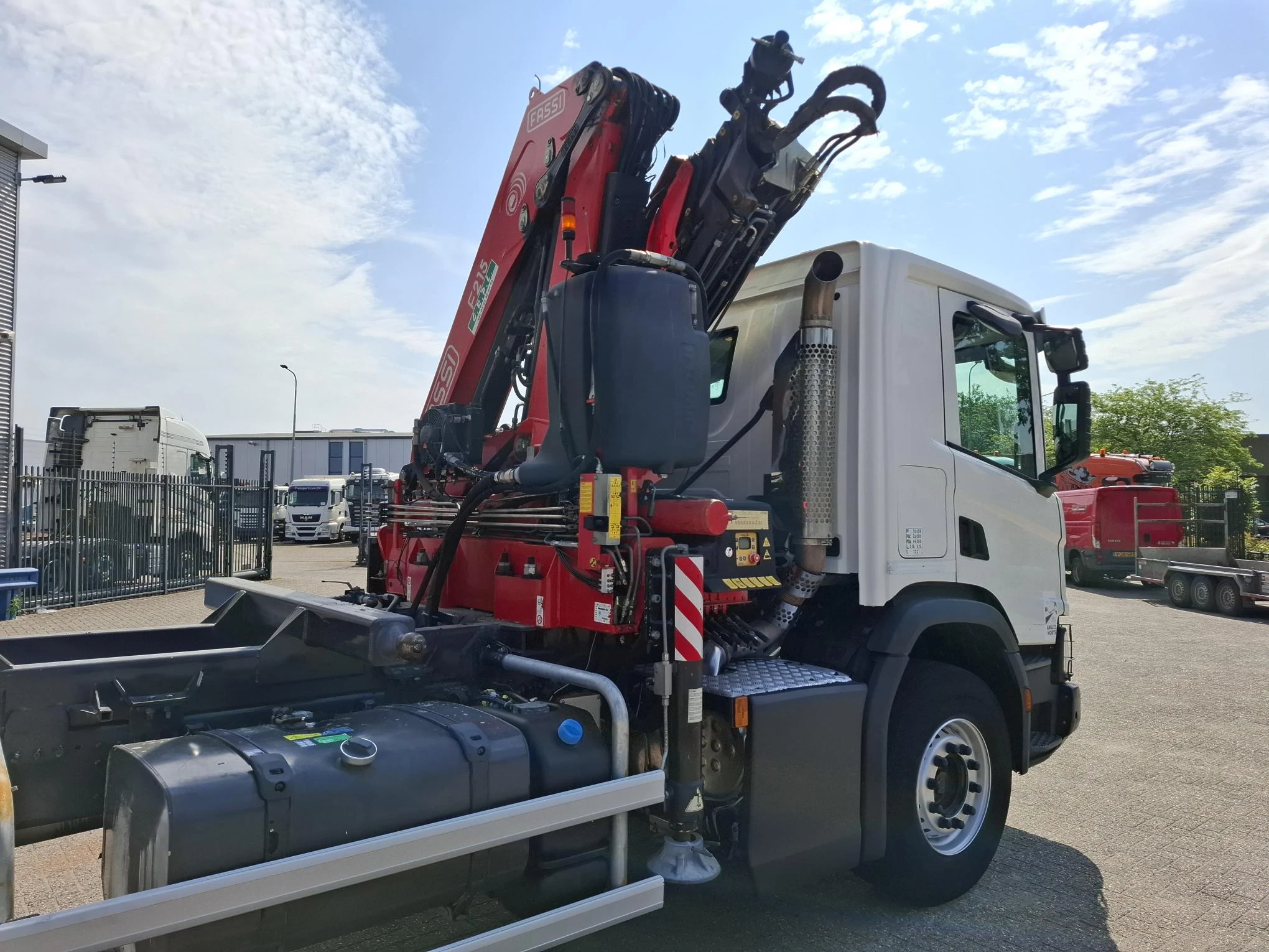 Scania P - NGS XT P410 / 6X4 / RETARDER / ONLY:192584 KM / BIG AXLE / FASSI F215A / REMOTE / ROTATOR / 2SIDE TIPPER / FULL-STEEL / DRUM BRAKES / TUV:01-03-2027 / EURO-6 / 2018 afbeelding 25