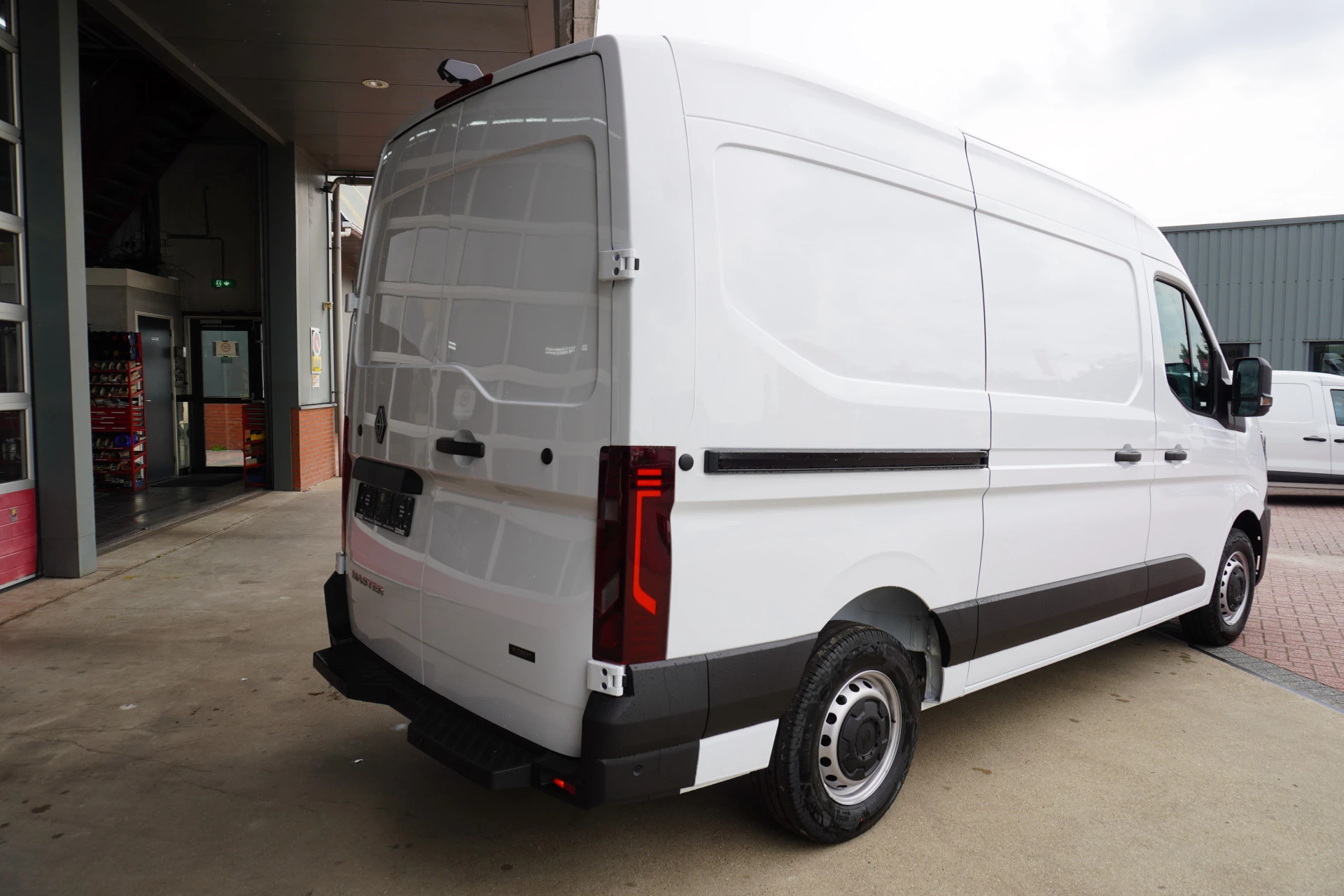 Renault Master 2026 - E-Tech T35 L2H2 Advance long range 87 kWh 143PK Automaat image 4