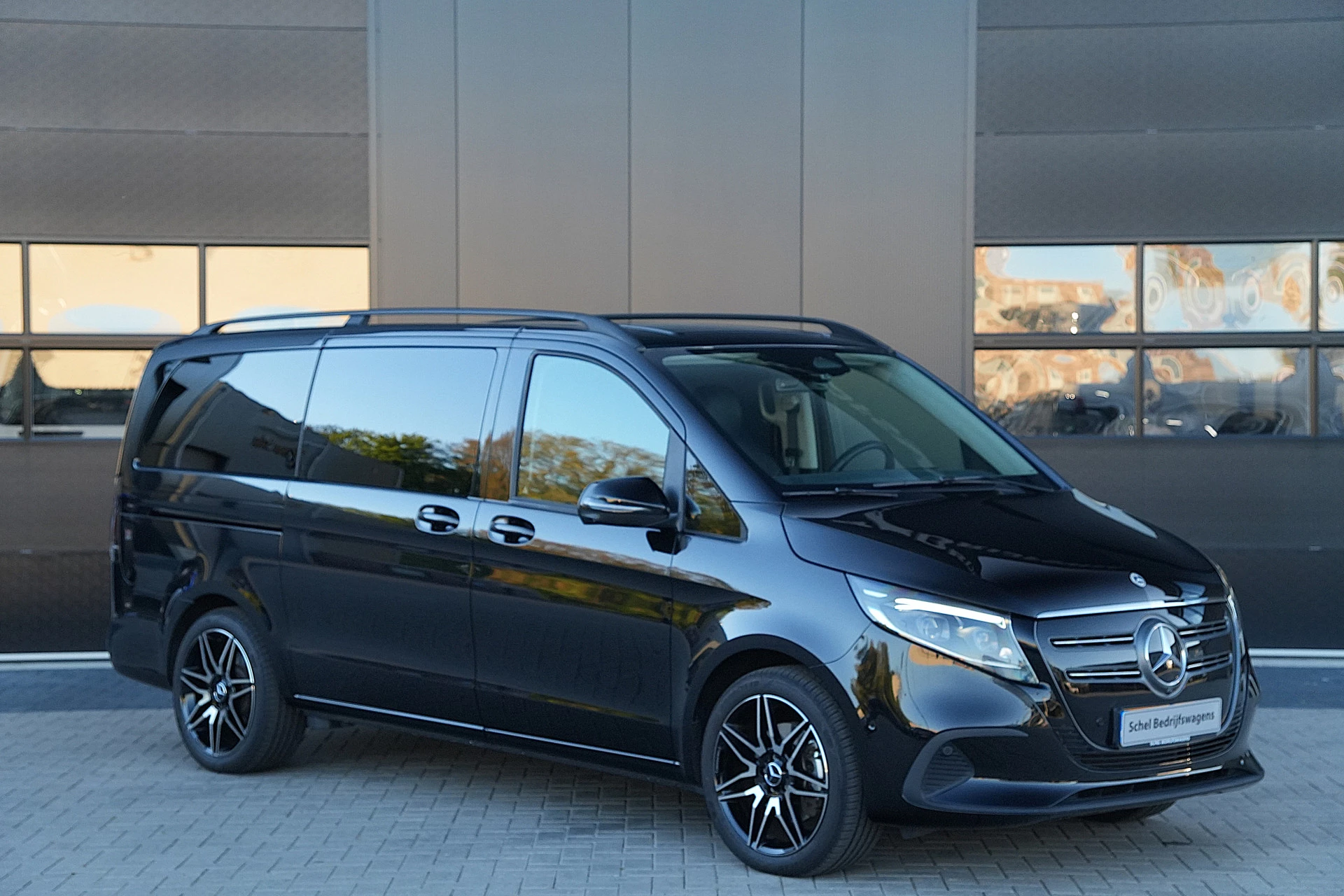 Mercedes-Benz EQV 2024 - 300 L2 90kWh 204pk - 2x Schuif - Stoel/Stuurverwarming - Stoelkoeling - Elek Schuifdeuren - Blindspot - Multibeam LED - Rijklaar Bild 3