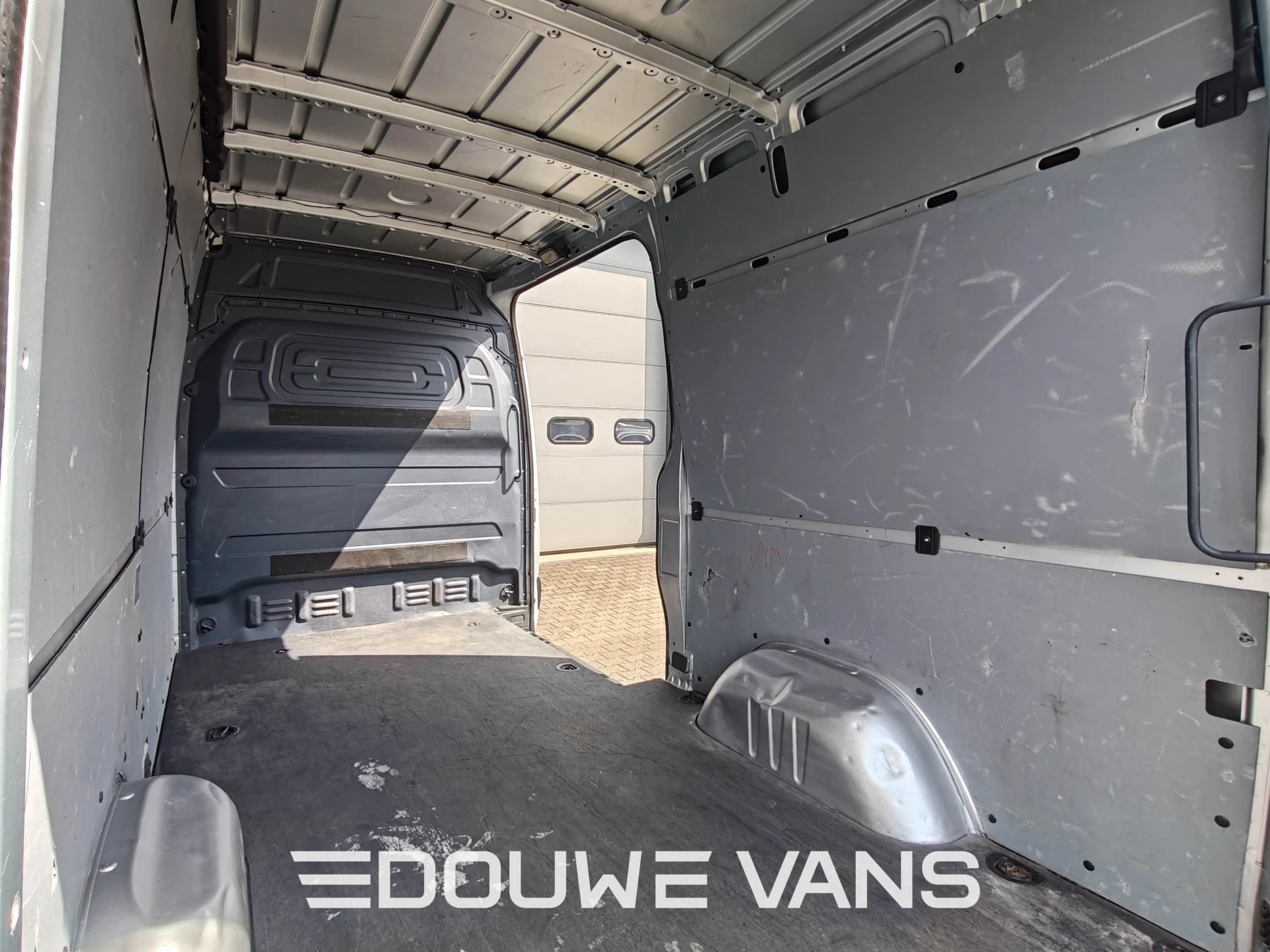 Mercedes-Benz Sprinter 2021 - L2 H2 315 RWD Zilver Automaat MBUX Marge afbeelding 16