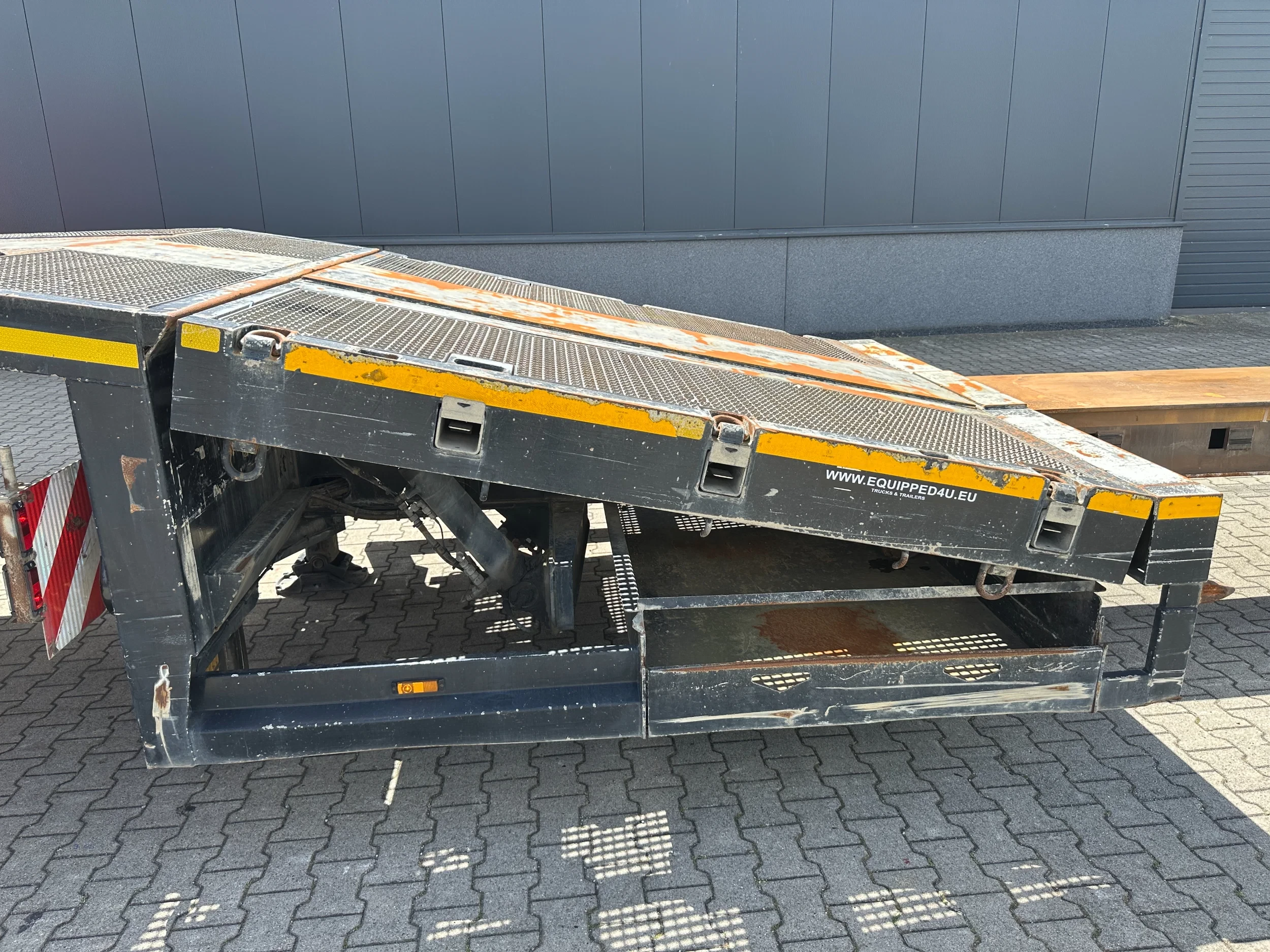 Broshuis 2015 - 3ABSD Lowloader 3-axle / GVW: 53.000kg / Neck: 23.000kg / hydraulic steering + ramps + loading table / 4.60m extendable / winch / liftaxle afbeelding 27
