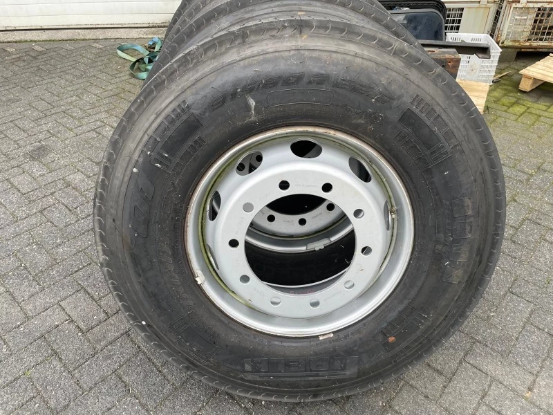 Diverse 2023 - PIRELLI 315/80R22.5 FR:01 TRIATHLON MET VELG (ALS NIEUW) afbeelding 1
