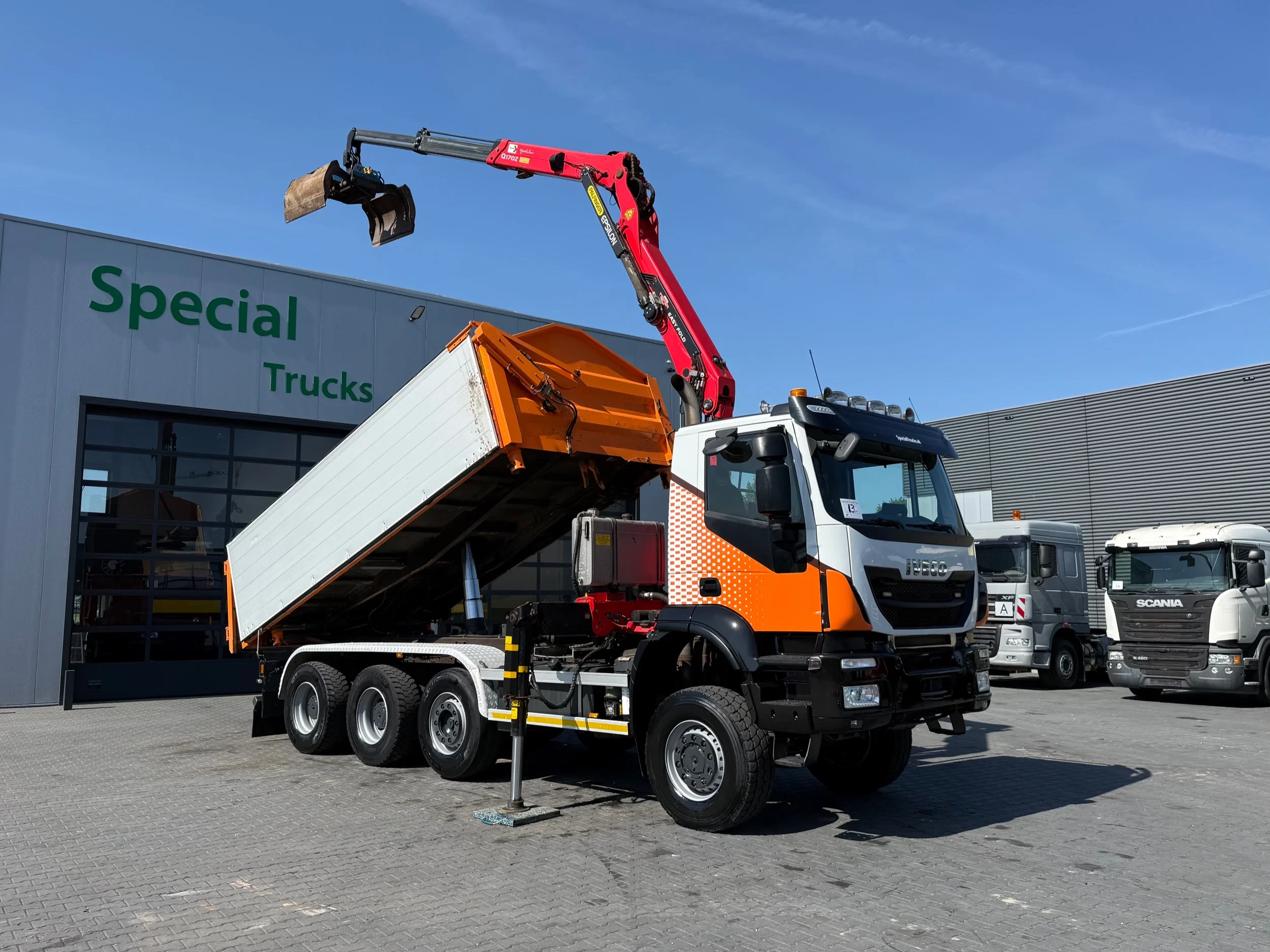 Iveco Trakker 2020 - 8x6 / 3 Zijdige PN kipper / Palfinger Epsilon Q170 (easy fold) image 1