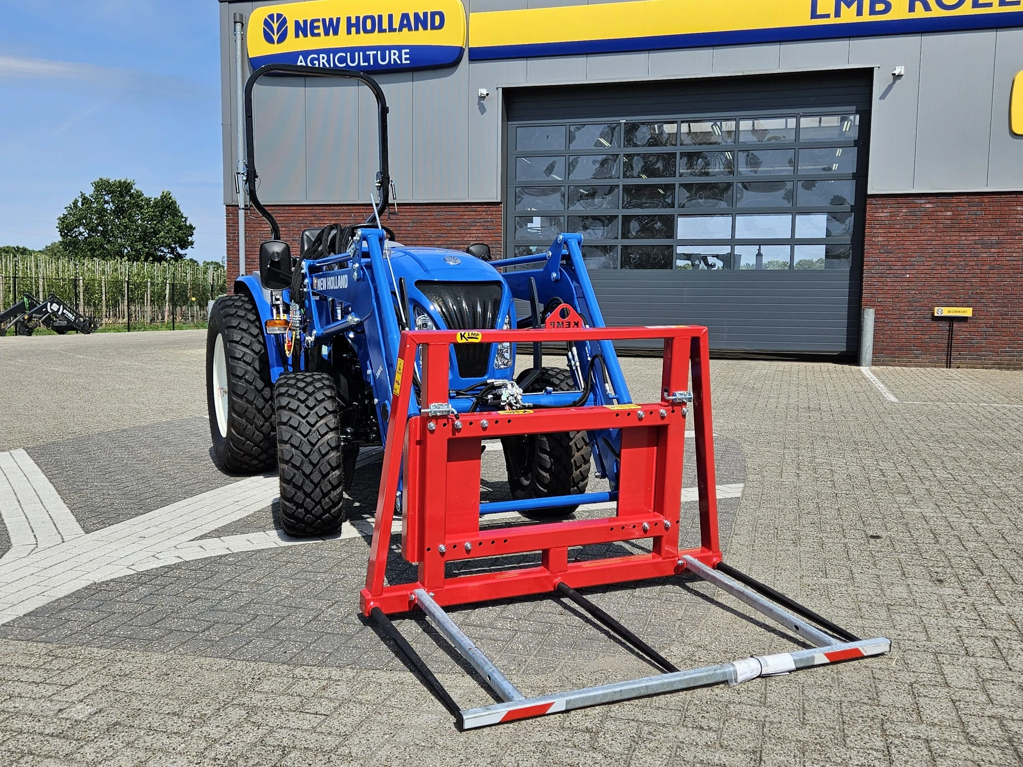 New Holland 2024 - Boomer 55 HST met voorlader en Kemp balenprikker afbeelding 9