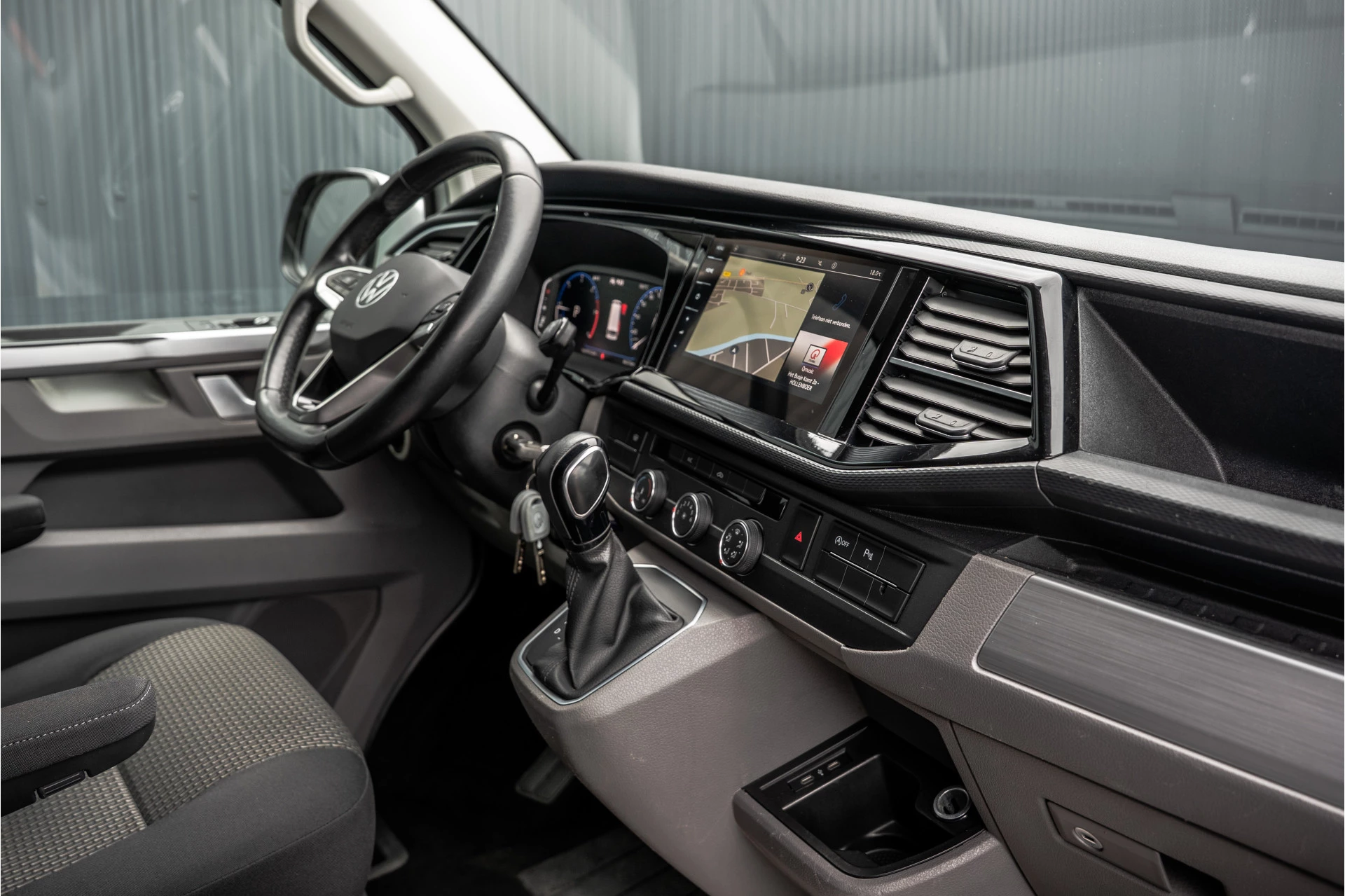 Volkswagen Transporter 2021 - T6.1 Bulli 2.0 TDI L1H1 | Virtual cockpit | Automaat | 150 PK | 3-Zits | 1e Eigenaar | LED | Camera | Carplay | PDC | Zijschuifdeur R+L | Trekhaak obrázek 2