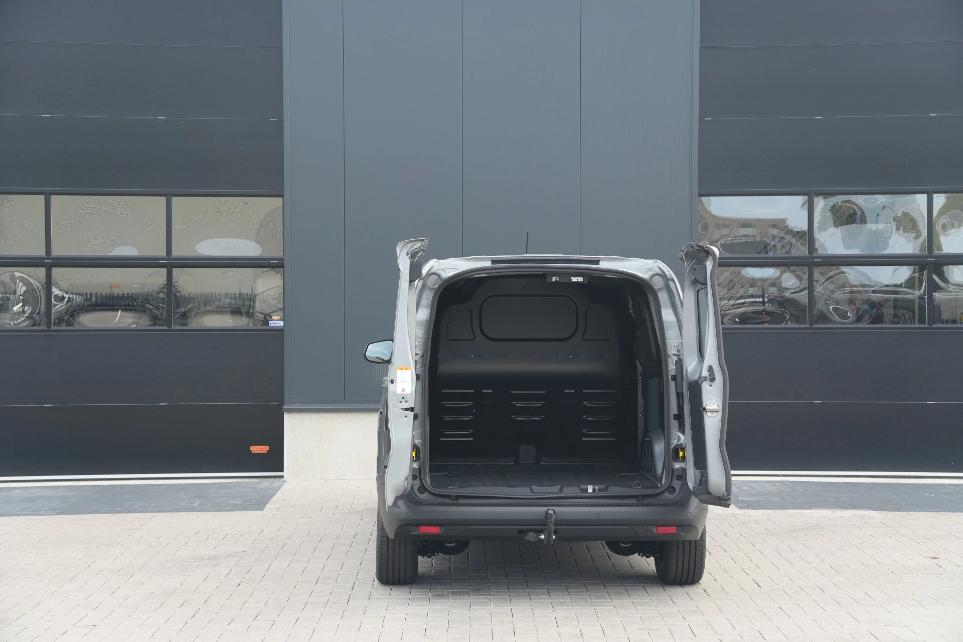 Ford E-Transit Courier 2026 - Limited 44 kWh 136pk - Trekhaak - Stoel/Stuurverwarming - ACC - Blindspot - Camera - Rijklaar Bild 7