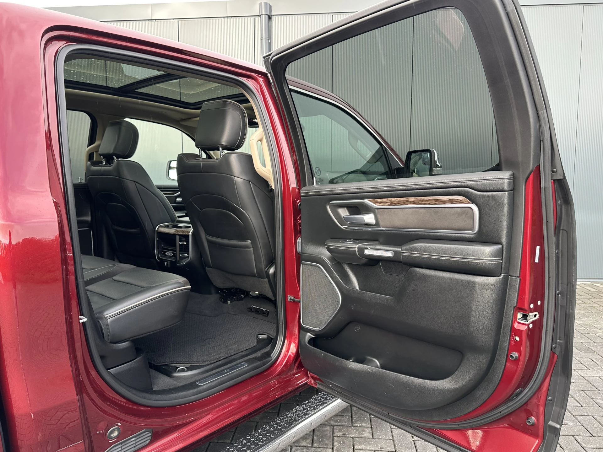 Dodge Ram 1500 2018 - 5.7 V8 LARAMIE / LPG / TREKHAAK 3.5T / ADAPTIVE CRUISE / LUCHTVERING / CAMERA / PANO / 12 INCH SCREEN / DELMONICO RED zdjęcie 8