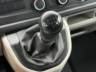 Volkswagen Transporter 2019 - 2.0 TDI 150 PK / L2H1 / DUBBELE CABINE / TREKHAAK / 1e EIG. / AIRCO / CRUISE / ISOFIX / NAVI image 19