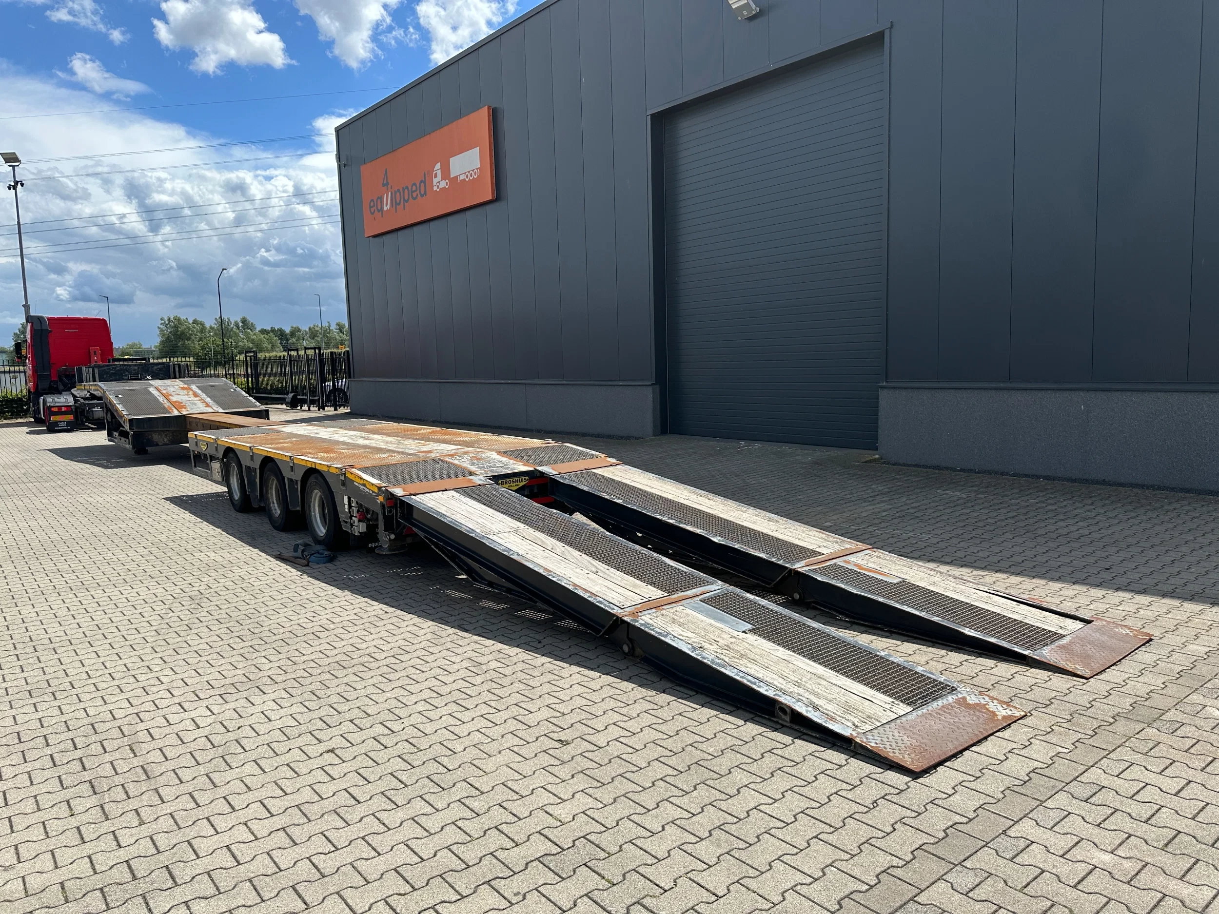 Broshuis 2015 - 3ABSD Lowloader 3-axle / GVW: 53.000kg / Neck: 23.000kg / hydraulic steering + ramps + loading table / 4.60m extendable / winch / liftaxle afbeelding 5