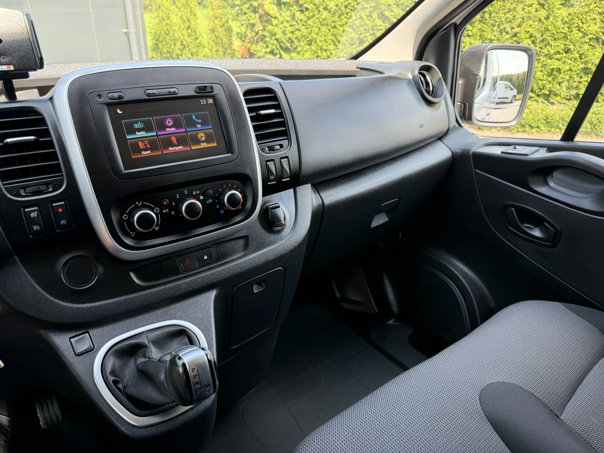Renault Trafic 2020 - 2.0 dCi 145 PK / AUTOMAAT / L1H1 / 2x SCHUIFDEUR / INRICHTING / TREKHAAK / IMPERIAAL / 3-ZITS afbeelding 16