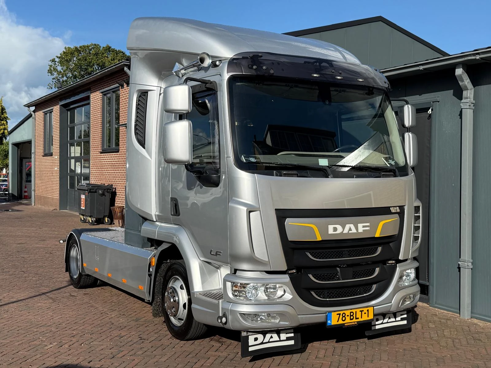 DAF LF 2018 - 230 Trekker Showtruck 6 Cylinder 1st Owner Euro 6 Original Dutch afbeelding 1