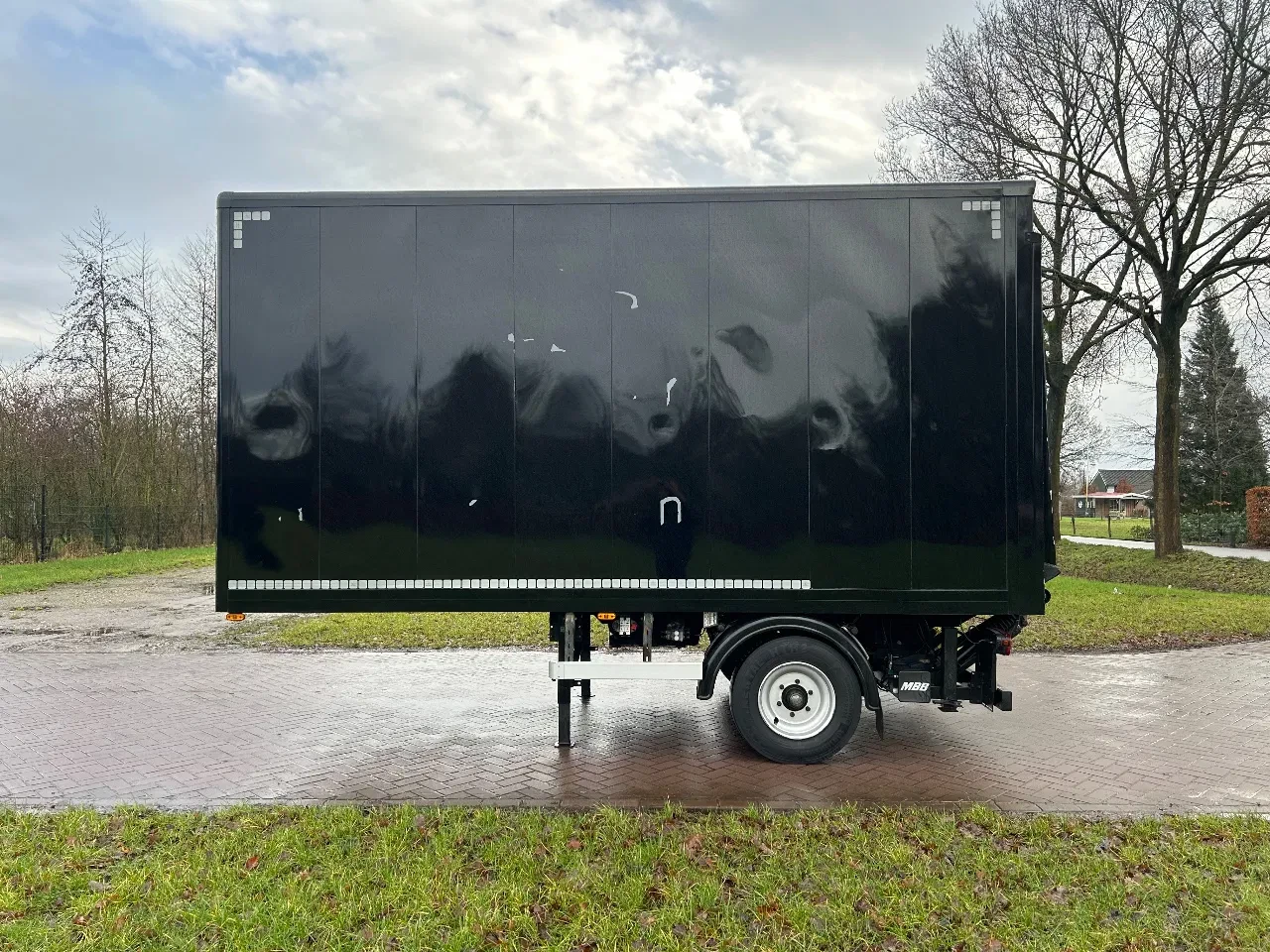 HE-WA 2015 - Be oplegger 5.1 ton gesloten met laadklep 1000 kg obrázek 1