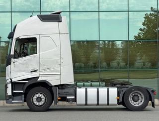 Volvo FH 2018 - 13.500 EURO 6 ONLY 712.000 KM 2X TANKS DAMAGED ON LEFT SIDE HOLLAND-TRUCK afbeelding 2 miniatuur