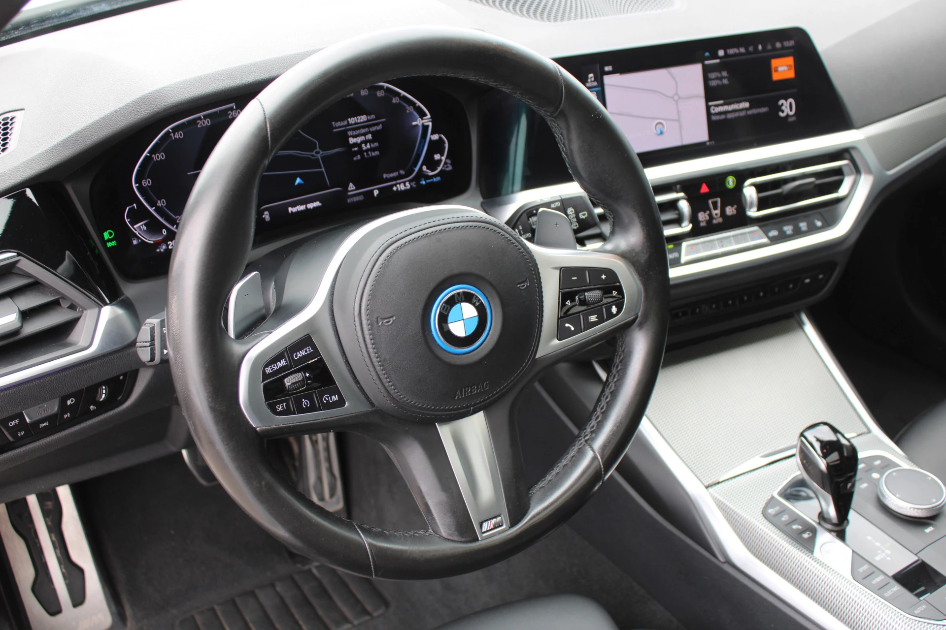 BMW 3 Series 2022 - Touring 330e High Executive M-SPORT SHADOW PANORAMADAK MEMORY 360-CAMERA KEY-LESS CARPLAY TREKHAAK obrázek 19
