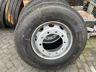 Diverse N/A 2023 - PIRELLI 295/80R22.5 FR:01 TRIATHLON MET VELG (ALS NIEUW) image 1