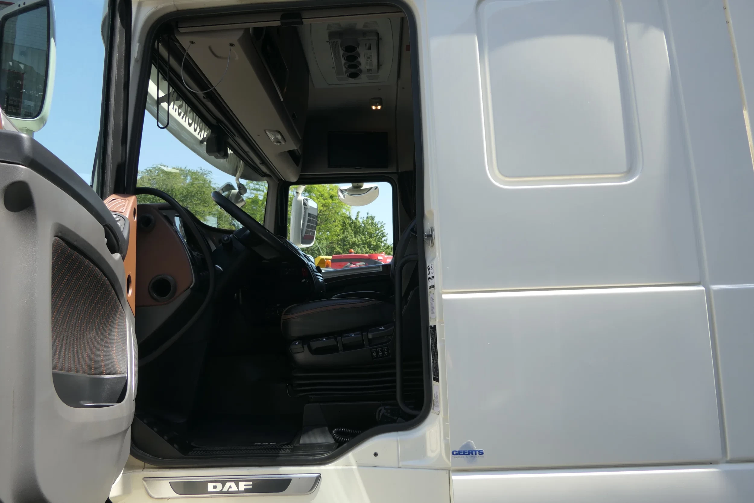 DAF XF 530 2020 - | Hydraulic | Retarder | 544203Km | 2020 | Smart Tacho 2 | Full Air | Roof airco | Stand klima | Leather Seats | Navi | Tv | Microwave | Full Options | Euro6-D | TUV/MOT/APK 05-2027 | French Truck afbeelding 27