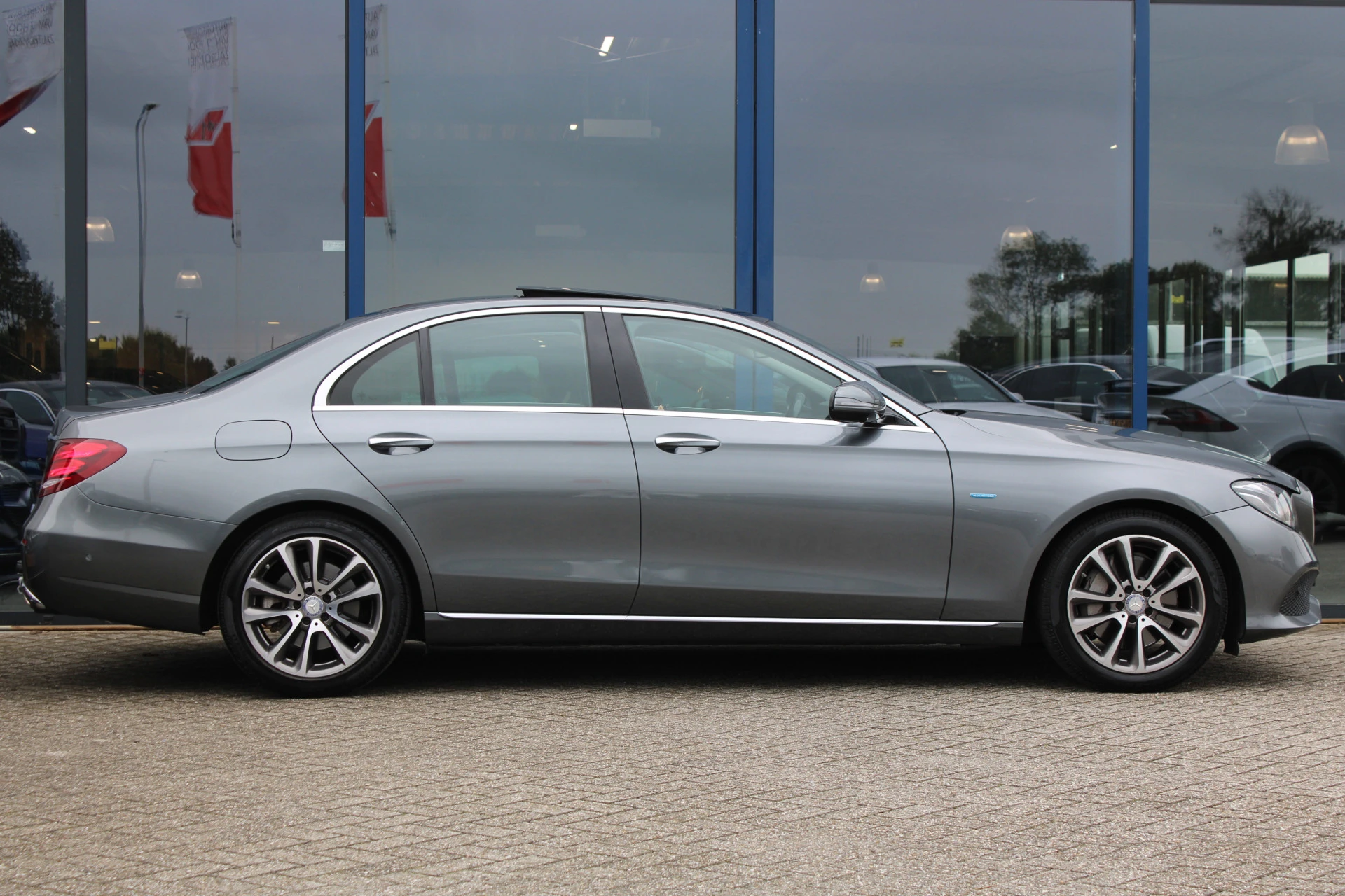 Mercedes-Benz E-Klasse 2016 - 350e Prestige Plus PANORAMADAK BURMESTER LEDER MEMORY DISTRONIC CARPLAY KEY-LESS GO 360-CAMERA TREKHAAK afbeelding 1