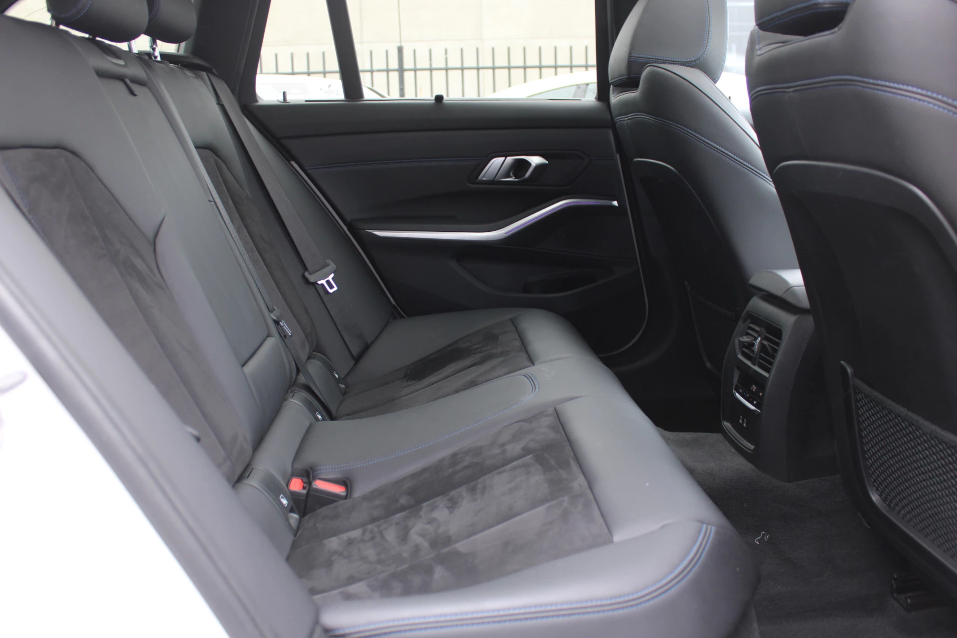BMW 3 Series 2022 - Touring 330e High Executive M-SPORT SHADOW PANORAMADAK MEMORY 360-CAMERA KEY-LESS CARPLAY TREKHAAK obrázek 17