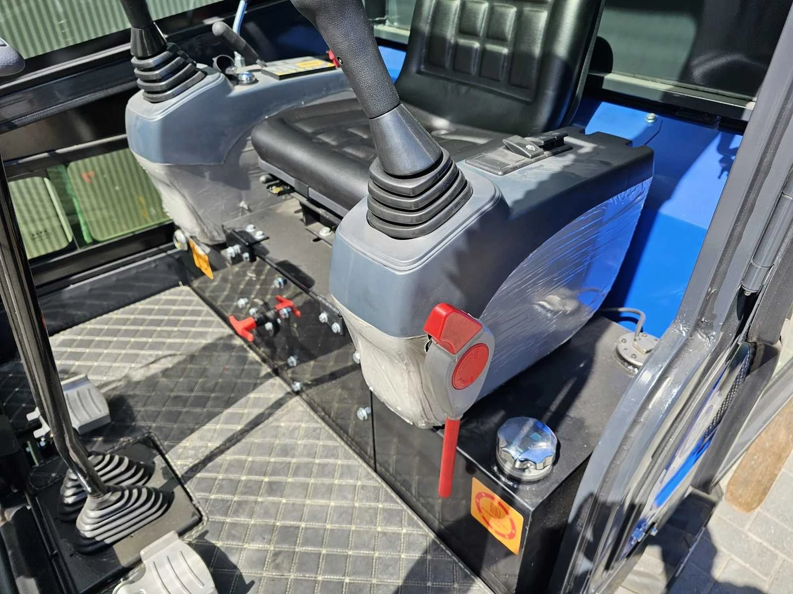Ultra Force Equipment 2026 - NM25 - Minigraafmachine snelwisselsysteem incl. 3 bakken afbeelding 23